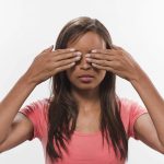 Ne t’expose pas devant la face du monde